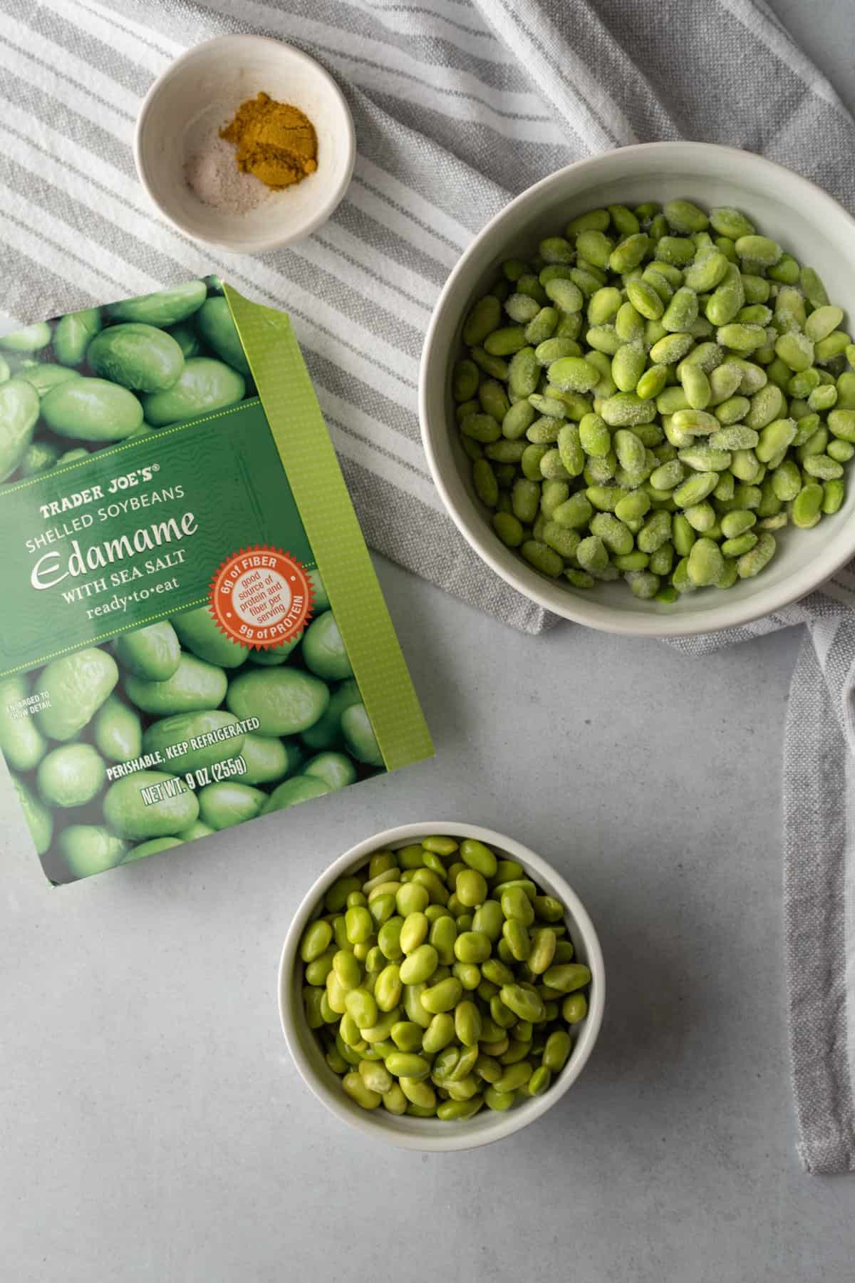 two bowls showing types of edamame to use, one frozen and one ready to eat.