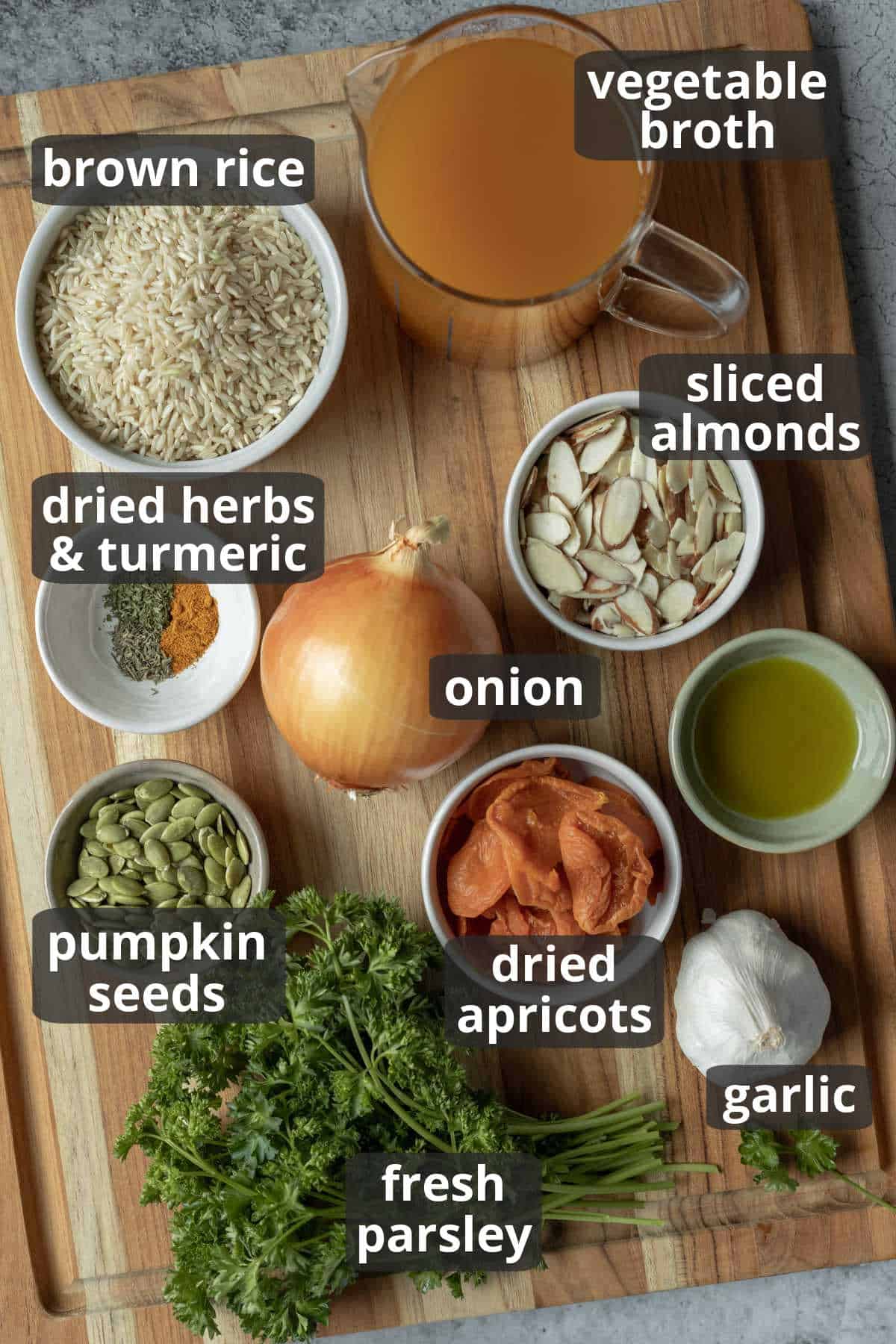 A labeled photo of the ingredients needed for the pilaf recipe.