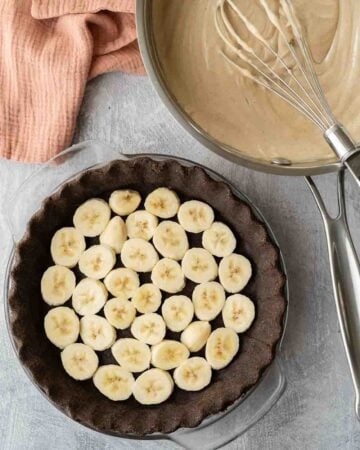 An optional layer of sliced banana arranged in the bottom of the chocolate pie crust.