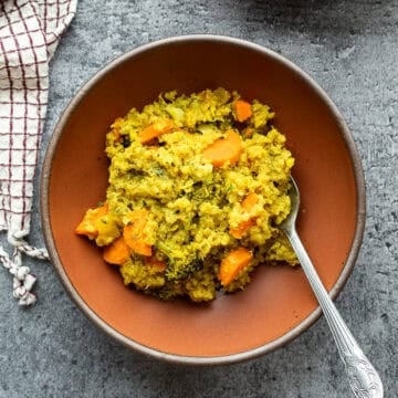 A bowl of spiced quinoa with vegetables.